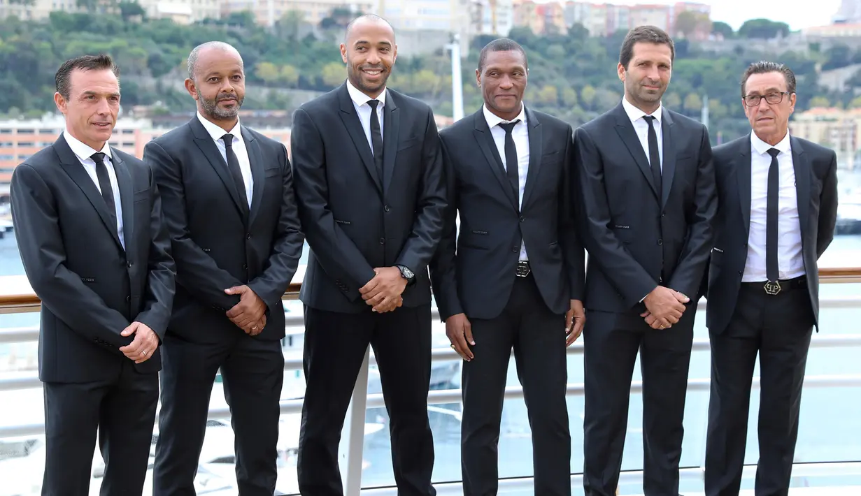 Legenda Prancis, Thierry Henry, foto bersama petinggi klub AS Monaco saat diperkenalkan sebagai pelatih baru di Monaco, Rabu (17/10). Dirinya menggantikan posisi yang ditinggalkan Leonardo Jardim. (AFP/Valery Hache)