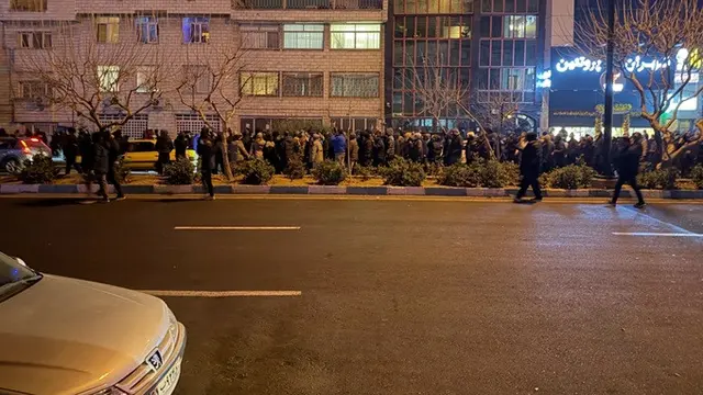 Dalam foto yang diperoleh The Associated Press, warga Iran mengikuti aksi protes anti-pemerintah di Teheran, Iran, Kamis, 8 Januari 2026.