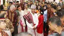 Presiden Joko Widodo (Jokowi) melihat produk kerajinan pada Pameran Kriyanusa Dewan Kerajinan Nasional 2017 di JCC, Rabu (27/9). Pameran ini bertujuan meningkatkan kreativitas wirausaha muda kriya Indonesia. (Liputan6.com/Angga Yuniar)