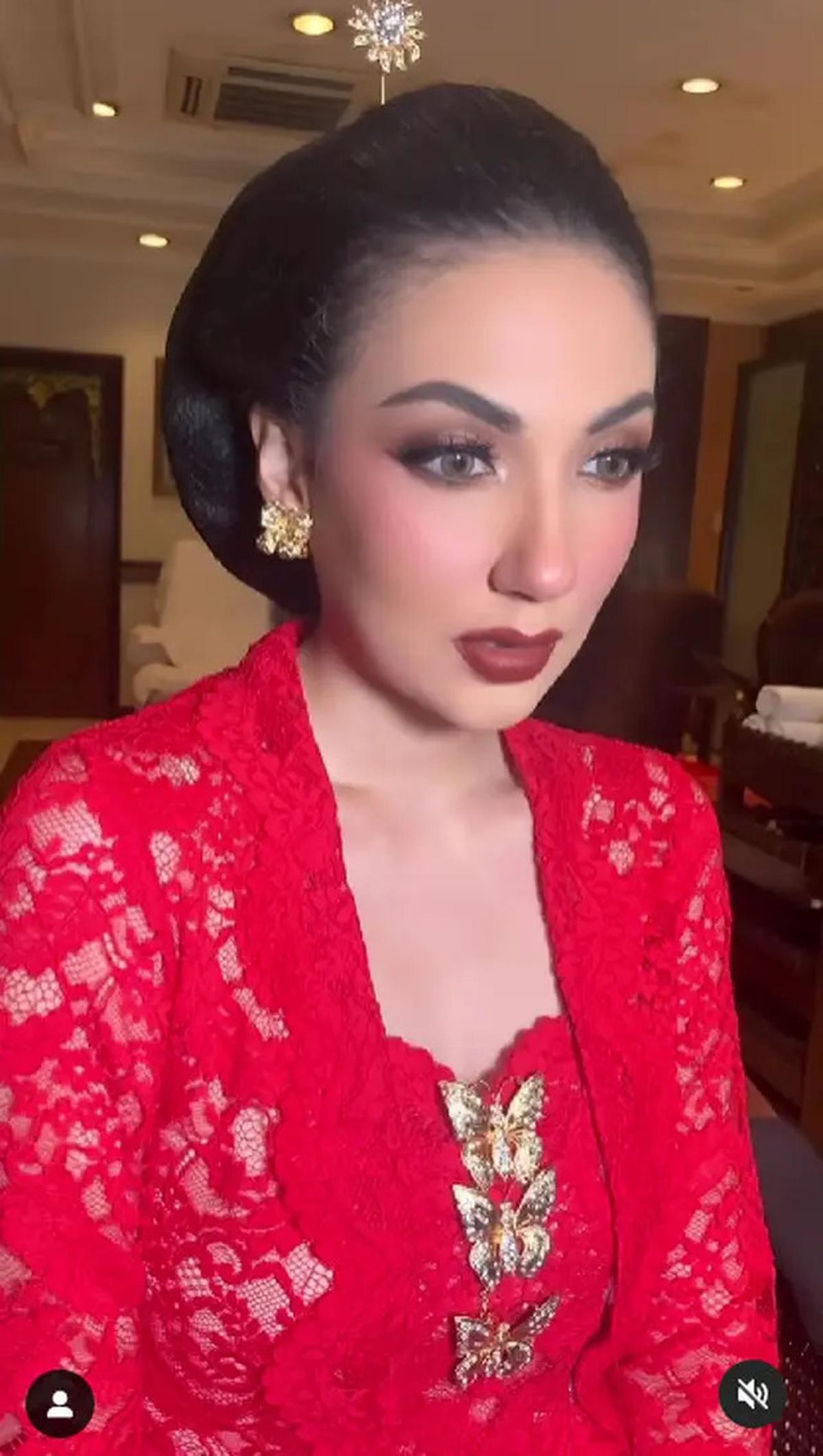 6 Gaya Ghina Raihanah saat Pakai Kebaya, Elegan Memesona