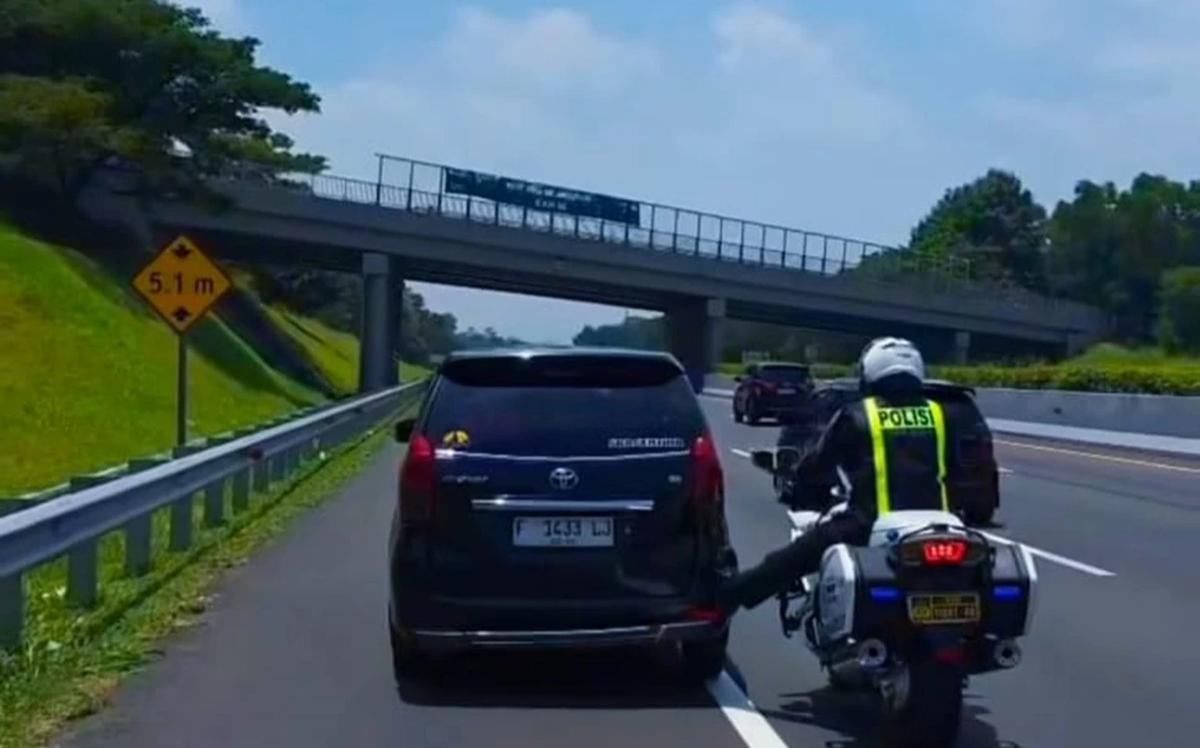 Polisi Dorong Mobil Mogok