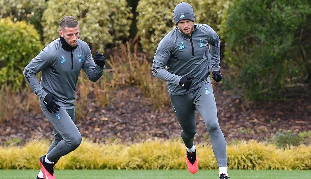 Bek Tottenham Hotspur, Toby Alderweireld (kiri) dan Eric Dier melakukan pemanasan selama sesi latihan Pusat Pelatihan Enfield Tottenham Hotspur, di London utara (18/2/2020). Tottenham akan melawan RB Leipzig pada leg pertama babak 16 besar Liga Champions. (AFP Photo/Justin Tallis)