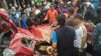 Mobil Honda Jazz merah bernomor polisi D 1618 AAU ringsek setelah tertimpa pohon tumbang di dekat Fly Over depan Halte Universitas Indonesia. (Liputan6.com/Ady Anugrahadi)