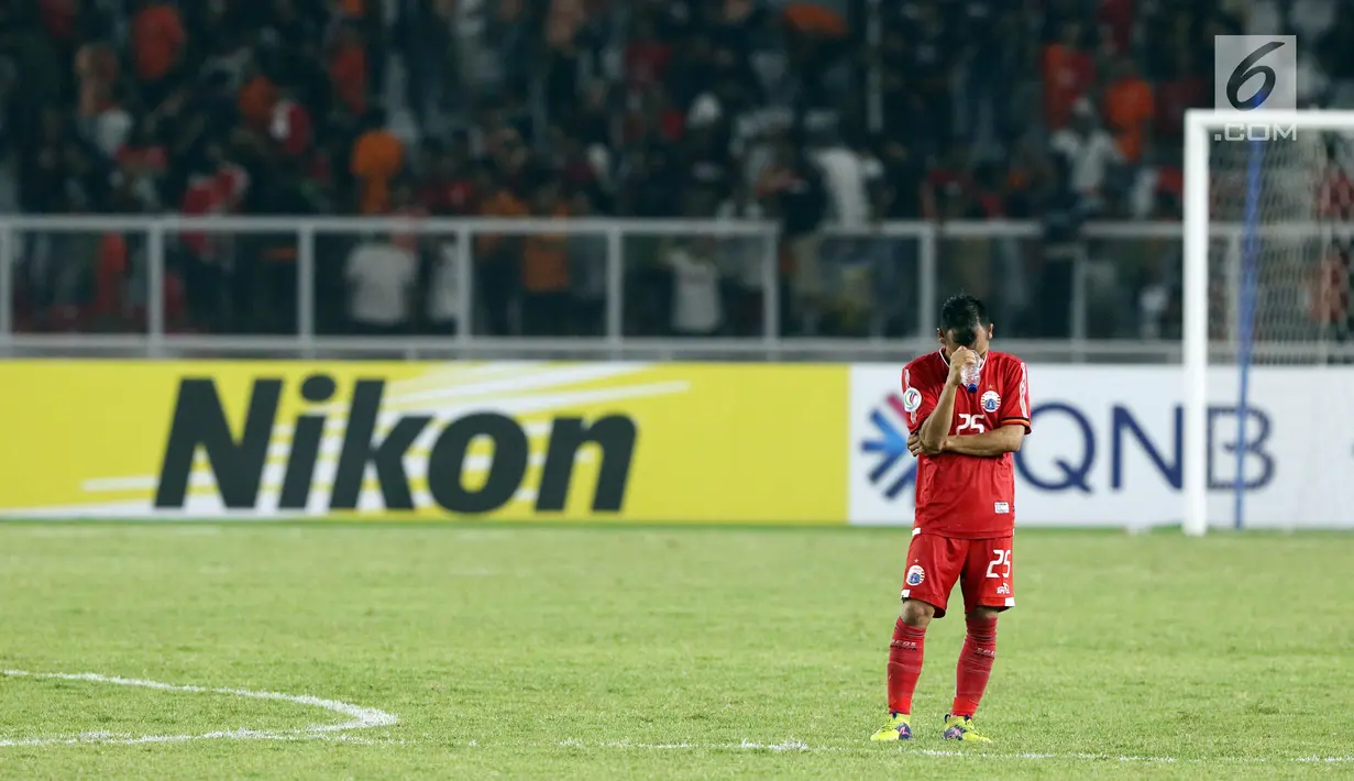 Pemain Persija, Riko Simanjuntak tertunduk usai dikalahkan Home United pada laga kedua Semifinal Zona Asia Tenggara Piala AFC 2018 di Stadion GBK, Jakarta, Selasa (15/5). Persija kalah 1-3. (Liputan6.com/Helmi Fithriansyah)