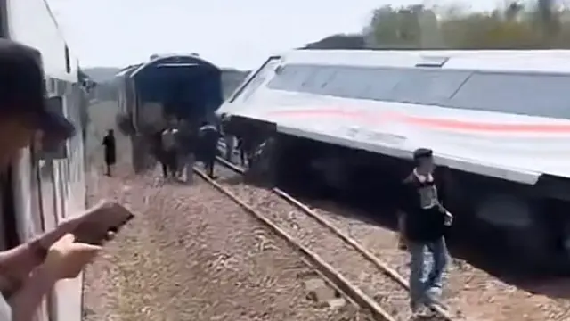 Kereta Api Argo Semeru yang anjlok