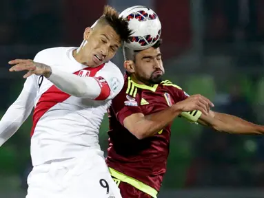 Duel panas terjadi antara Peru melawan Venezuela pada laga lanjutan Grup C Copa Amerika 2015 di Estadio Elías Figueroa, Chile, Kamis (18/6/2015). Peru menang 1-0 atas Venezuela. (REUTERS/David Mercado)