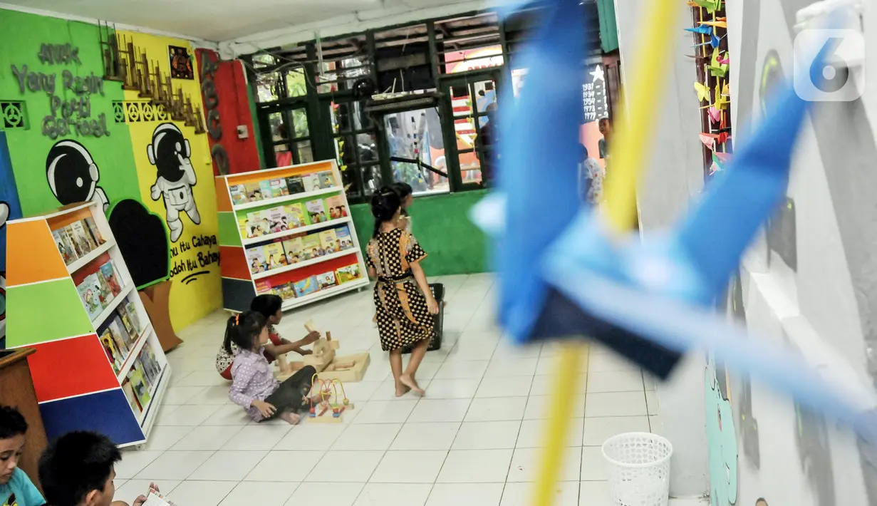 Anak-anak bermain di Pojok Baca Kampung Literasi RW 09, Kampung Pondok Jati, Palmeriam, Jakarta Timur, Senin (10/10/2022). Pojok Baca Kampung Literasi dibangun untuk menjadi fasilitas baru bagi anak-anak hingga orang dewasa yang berada di kawasan permukiman padat penduduk tersebut dalam memperkaya literasi dan meningkatkan minat membaca sejak dini. (merdeka.com/Iqbal S. Nugroho)
