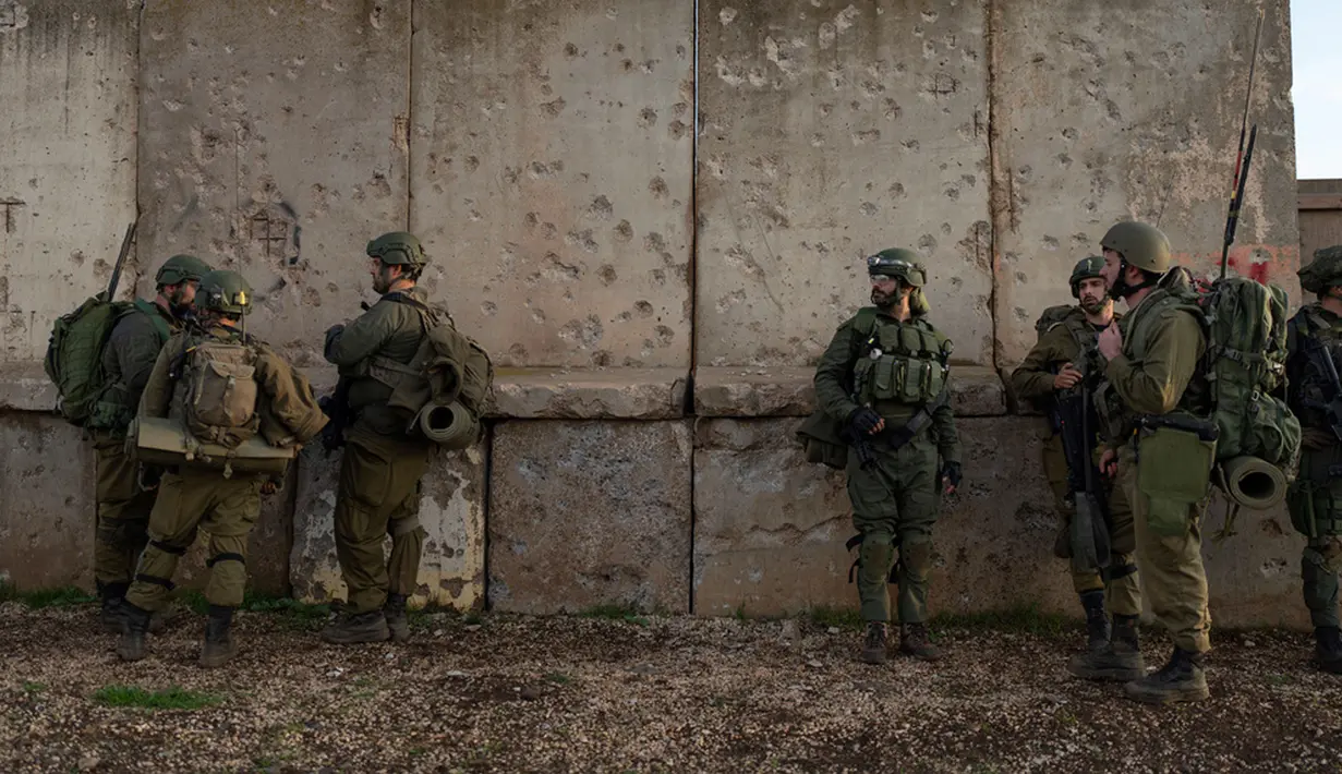 Tentara Israel mengatakan bahwa kewaspadaan mereka ditingkatkan ke tingkat tertinggi di perbatasan utara. Mereka juga mengatakan akan terus menyerang wilayah Lebanon sesuai keinginan mereka. (AP Photo/Ohad Zwigenberg)