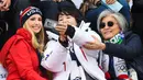 Ivanka Trump (kiri) berswafoto bersama istri Presiden Korea Selatan Kim Jung-sook (tengah) dan Menlu Korea Selatan Kang Kyung-wha (kanan) saat menghadiri Olimpiade Musim Dingin Pyeongchang 2018, Korea Selatan, Sabtu (24/2). (FRANCK FIFE/AFP)