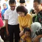 Menkes RI, Nila Moeloek pagi tadi sampai di Padang dan memantau langsung aktivitas imunisasi difteri di Padang