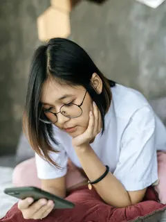 Kita perlu untuk melakukan rutinitas sore tanpa screen time untuk menenangkan pikiran setelah bekerja. (Foto/dok: Freepik/jcomp)