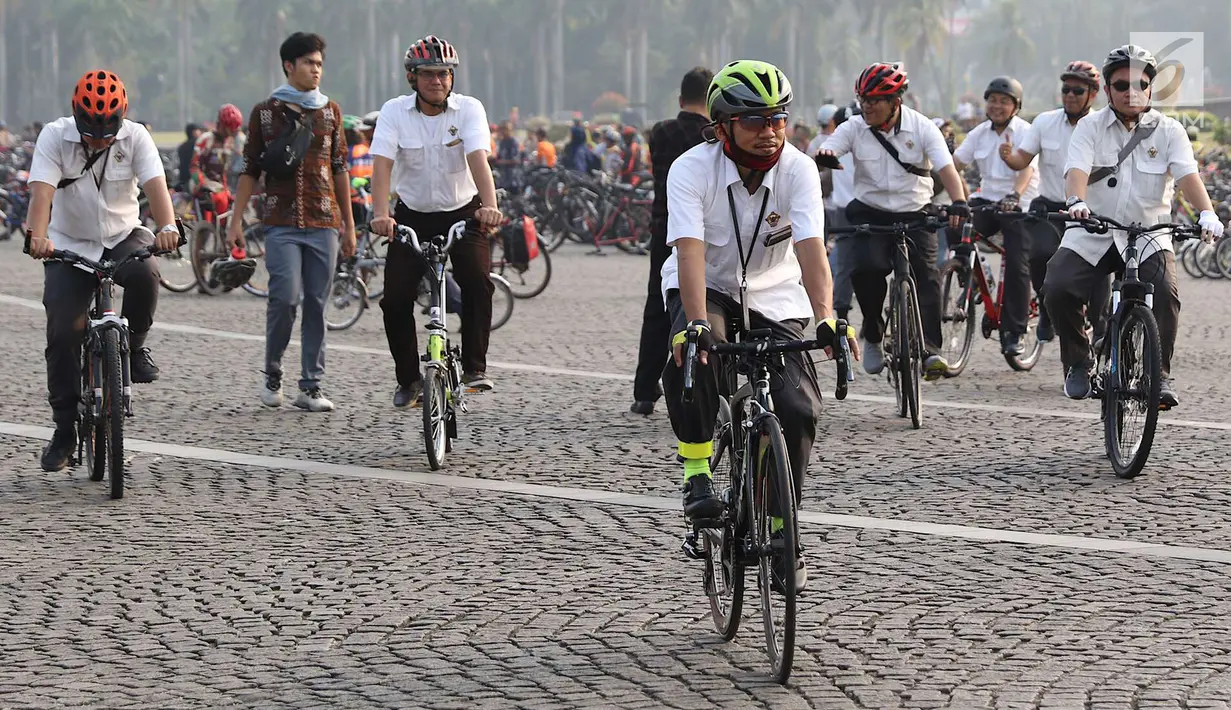 Peserta mengikuti kegiatan Sepeda Nusantara 2018 yang diselenggarakan Polri di kawasan Monas, Jakarta, Kamis (9/8). Kegiatan itu dihelat dalam rangka menyambut Asian Games 2018 dengan menggelorakan semangat berolahraga. (Liputan6.com/Immanuel Antonius)
