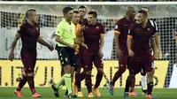 Pemain Roma berdebat dengan wasit Gianluca Rocchi (Olivier Morin/AFP)