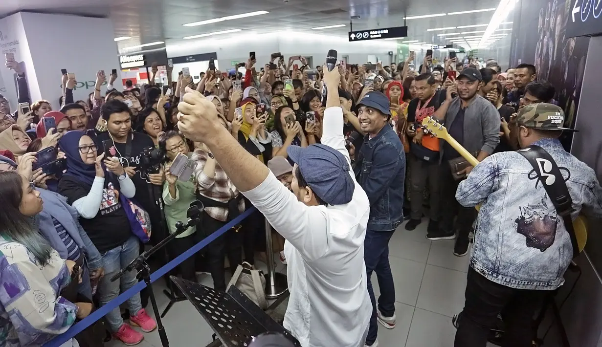 Tompi dan Glenn Fredly Ngamen