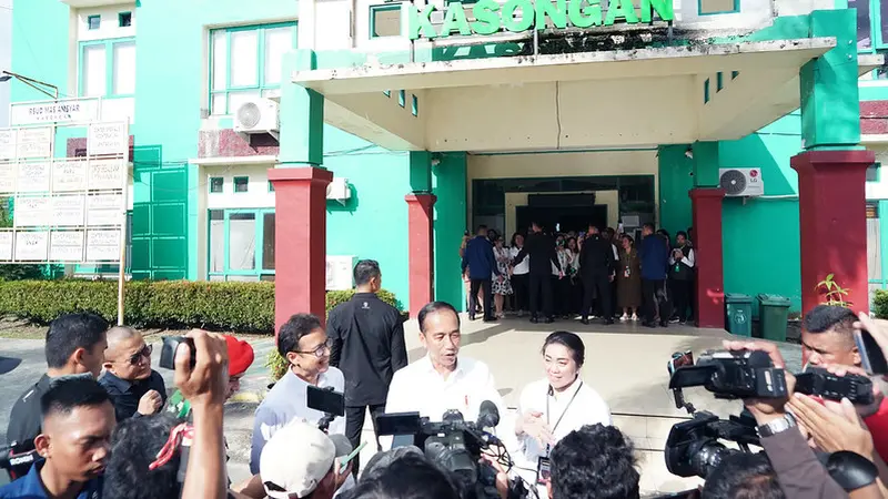 Direktur RSUD Mas Amsyar Kasongan di Kabupaten Katingan, Provinsi Kalimantan Tengah dokter Agnes Nissa Paulina saat bertemu Presiden Jokowi dan Menkes Budi. (Dok: Sehat Negeriku)
