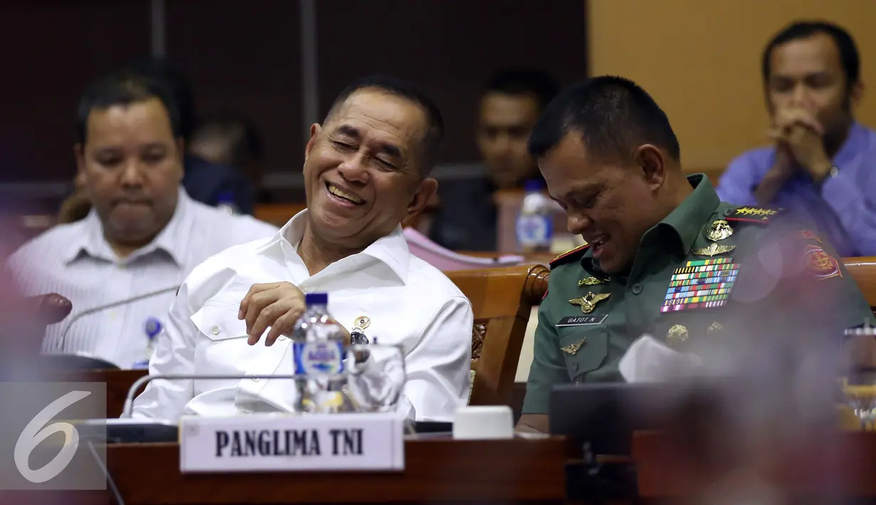 Menteri Pertahanan Ryamizard Ryacudu (kiri) berbincang dengan Panglima TNI, Gatot Nurmantyo pada saat menghadiri Rapat Kerja dengan Komisi I DPR di Gedung Nusantara II, Kompleks Parlemen, Senayan, Jakarta, Kamis (13/10). (Liputan6.com/Johan Tallo)