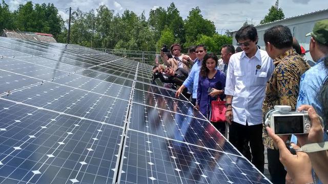 Direktur Jenderal EBTKE Kementerian Energi dan Sumber Daya Mineral (ESDM) Rida Mulyana meresmikan beberapa infrastruktur Energi Baru Terbarukan dan Konversi Energi (EBTKE) di Kalimantan Utara pada Sabtu ini (6/5/2017). (Liputan6.com/Achmad Dwi Afriyadi)