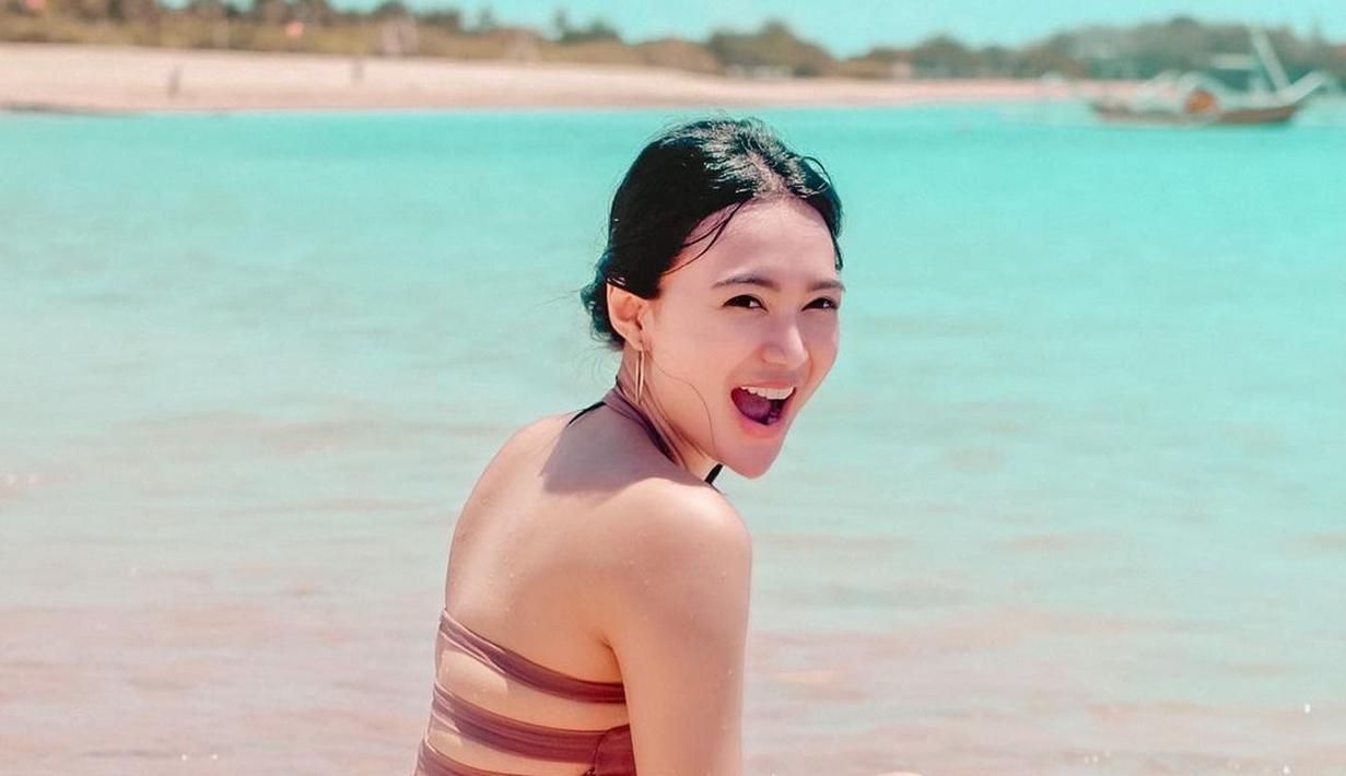 7 Potret Wika Salim Pamer Punggung Mulus Ada Pose Seksi Di Pinggir Pantai Photo 