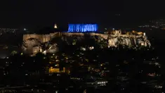 Situs warisan dunia Kuil Parthenon berwarna biru saat Hari Anak Sedunia, Athena, Yunani, Rabu (20/11/2019). Nuansa biru pada kuil yang berada di puncak bukit Acropolis tersebut untuk memperingati Hari Anak Sedunia yang jatuh setiap tanggal 20 November. (AP Photo/Petros Giannakouris)