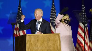 Joe Biden yang kini menang Pemilu Amerika 2020, bersama istrinya, Jill, berbicara dengan para pendukungnya pada 4 November 2020, di Wilmington, Delaware. (Andrew Harnik / AP)