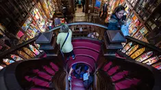 Suasana toko buku Lello di Porto, Portugal, Sabtu (12/1). Toko buku legendaris ini disebut-sebut sebagai salah satu toko buku terindah di dunia. (MIGUEL RIOPA/AFP)