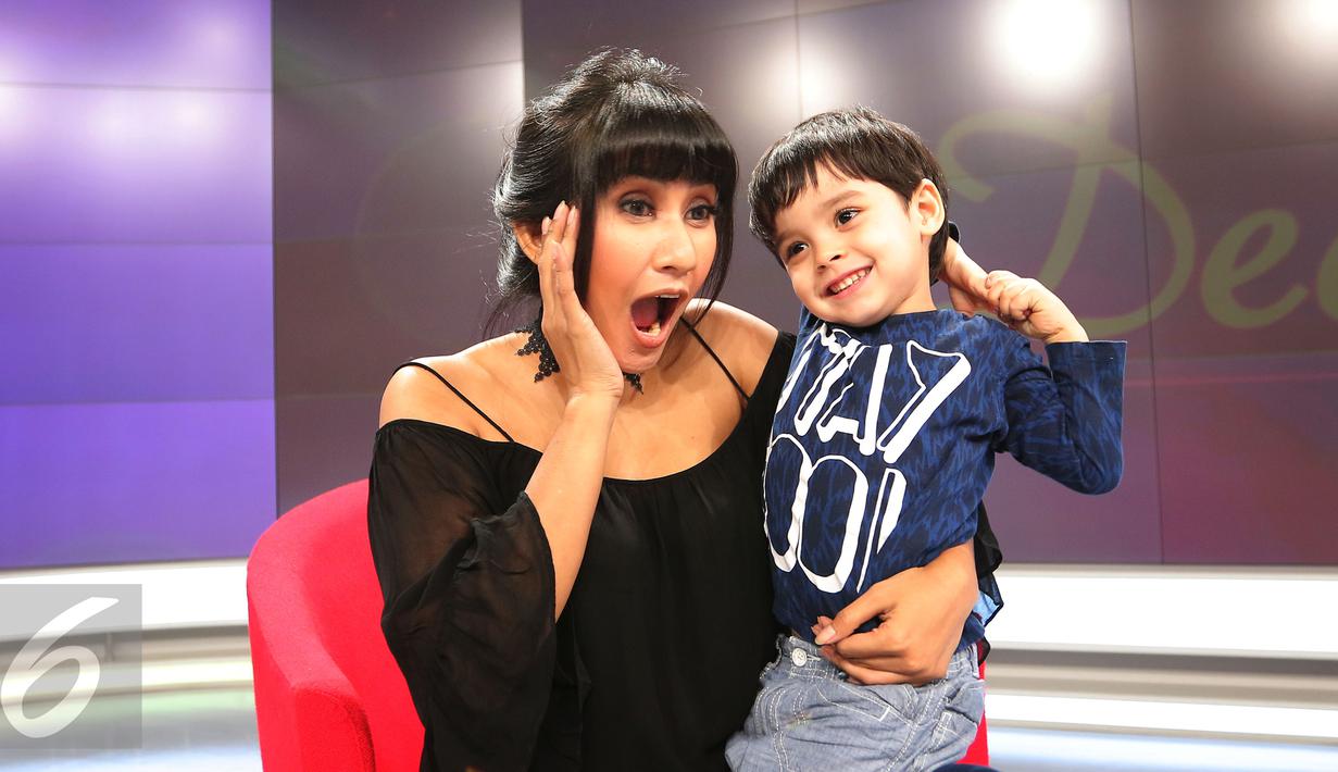 Nathan menemani mama tercinta berpose di Dear Haters, Jakarta, Kamis (31/3/2016). (Liputan6.com/Angga Yuniar)