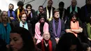 Sejumlah umat mengikuti peresmian rumah ibadah umat Baha'i yang berdiri di pinggiran Santiago, Chile, Rabu (13/10). Agama Baha'i lahir di Persia (sekarang Iran) pada abad 19. (Reuters/Pablo Sanhueza)