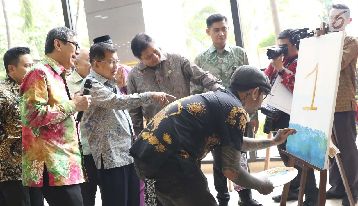 Wapres RI, Jusuf Kalla bersama Menteri Hukum dan HAM, Yasonna Laoly dan Menteri Perindustrian, Airlangga Hartarto meninjau Pameran Produk Unggulan Narapidana di Jakarta, Selasa (26/3). Beragam Produk Unggulan Narapidana se-Indonesia dipamerkan hingga 29 Maret. (Liputan6.com/Helmi Fithriansyah)