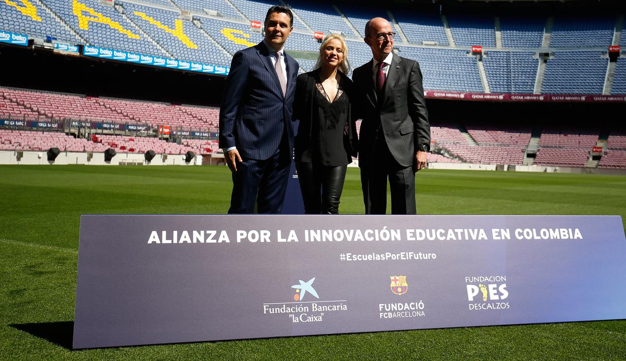 Penyanyi Kolombia, Shakira berfoto bersama Direktur Yayasan La Caixa, Xavier Bertolin dan Wakil Presiden Barcelona FC, Jordi Cardoner dalam acara amal dengan Barcelona FC di Stadion Camp Nou, Barcelona di Spanyol, Selasa (28/3).( PAU BARRENA/AFP)