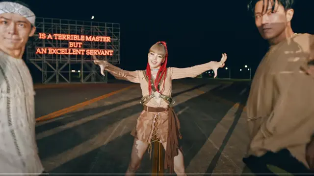 Lisa Blackpinkdalam video Money. (tangkapan layar YouTube/ Blackpink)