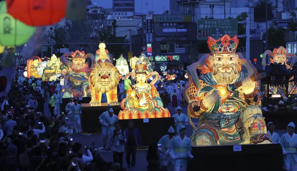 Sejumlah lampion berbentuk tokoh legenda setempat diarak saat Lotus Lantern Festival di Seoul, Korea Selatan, Sabtu (29/4). Parade ini bagian dari jelang perayaan ulang tahun Buddha yang jatuh pada 3 Mei 2017. (AP Photo / Lee Jin-man)