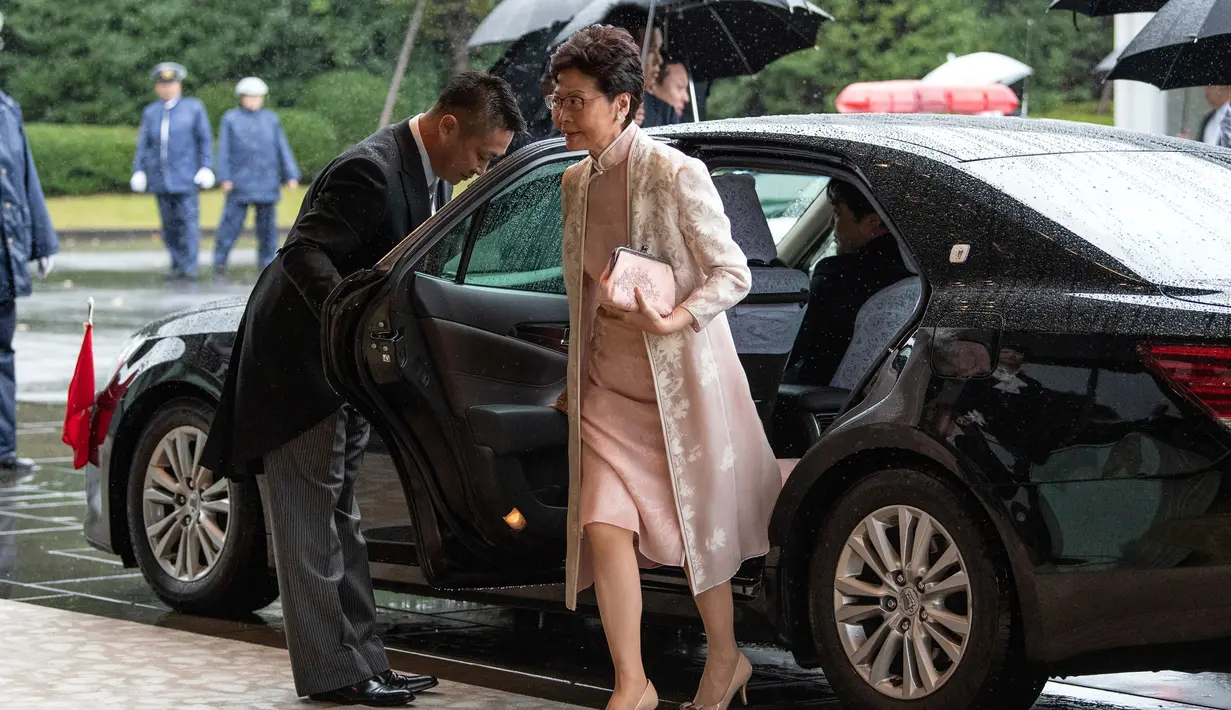 Kepala Eksekutif Hong Kong Carrie Lam tiba untuk menghadiri upacara penobatan Kaisar Naruhito di Istana Kekaisaran, Tokyo, Jepang, Selasa (22/10/2019). Kaisar Jepang Naruhito akan menjalani rangkaian ritual penobatan resmi kekaisaran hari ini. (Carl Court/Pool Photo via AP)