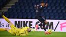 Penyerang PSG, Kylian Mbappe, berusaha mencetak gol ke gawang Angers pada laga lanjutan Liga Prancis di Parc des Princes Stadium, Sabtu (3/10/2020) dini hari WIB. PSG menang 6-1 atas Angers. (AFP/Franck Fife)