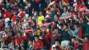 Suporter Timnas Indonesia memberikan dukungan kepada skuat Garuda saat laga uji coba internasional yang bertajuk FIFA Match Day antara Indonesia melawan Bangladesh di Stadion Si Jalak Harupat, Bandung, Rabu (01/06/2022). Pertandingan berakhir dengan skor kacamata. (Bola.com/M Iqbal Ichsan)