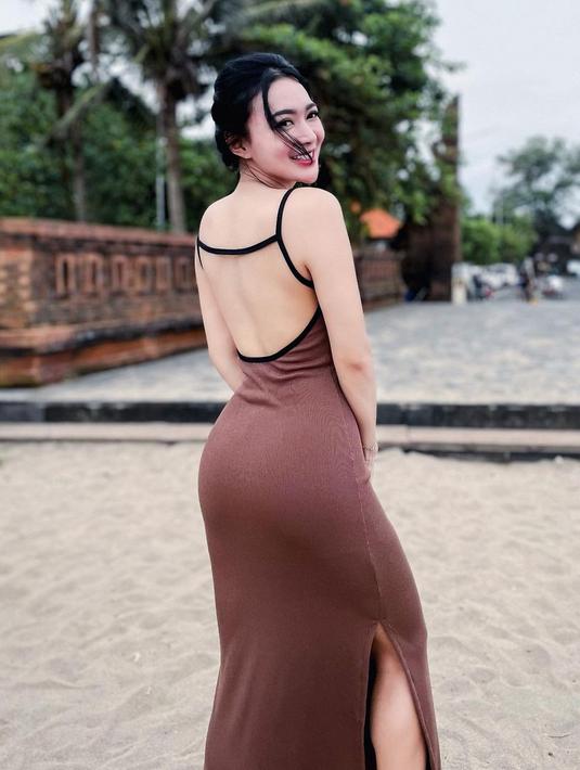 Wika Salim terlihat begitu cantik dan memesona saat ia memakai dress backless seperti dalam fotonya ini. (FOTO: instagram.com/wikasalim)