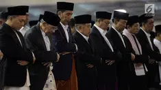 Presiden Jokowi (ketiga kiri) bersama Wapres Jusuf Kalla melaksanakan Salat Idul Fitri di Masjid Istiqlal, Jakarta, Minggu (25/6). Pemerintah menetapkan 1Syawal 1438 H pada Minggu (25/6) setelah menunaikan 29 hari ibadah puasa. (Liputan6.com/Johan Tallo)