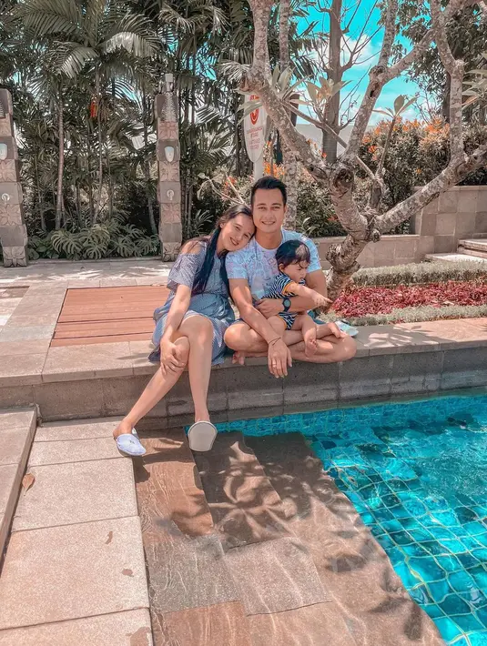 Eza melabuhkan pilihan pendamping hidup pada perempuan cantik bukan dari kalangan selebriti. Esa dan Eca resmi menikah pada 22 Juli 2018 setelah tiga tahun pacaran. [Instagram/ma_coritha]