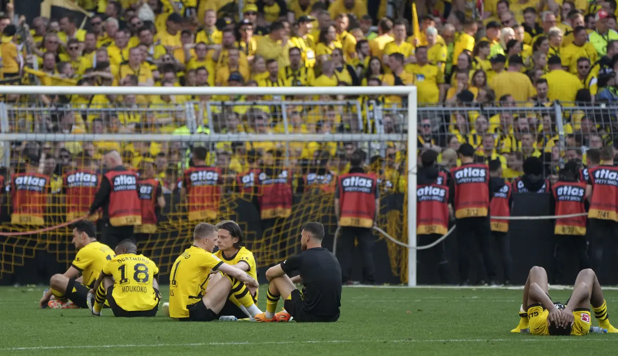Reaksi para pemain Borussia Dortmund setelah laga pekan ke-34 Bundesliga Jerman kontra FSV Mainz 05 di Signal Iduna Park, Sabtu (27/5/2023) malam WIB. (AP Photo/Michael Probst)