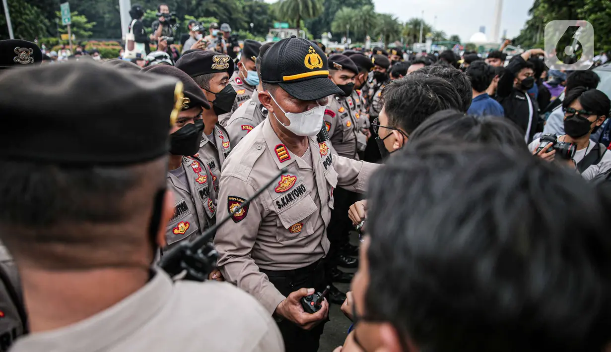 <p>Petugas kepolisian menghalau mahasiswa yang tergabung dalam Aliansi Mahasiswa Indonsia (AMI) menggelar aksi demonstrasi di Patung Kuda, Jakarta Kamis (21/4/2022). (Liputan6.com/Faizal Fanani)</p>