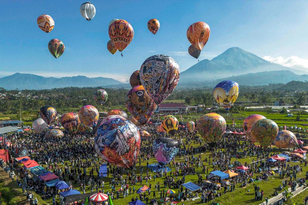 FOTO: Balon Udara Hiasi Langit Wonosobo Sambut Idul Fitri  1447 H