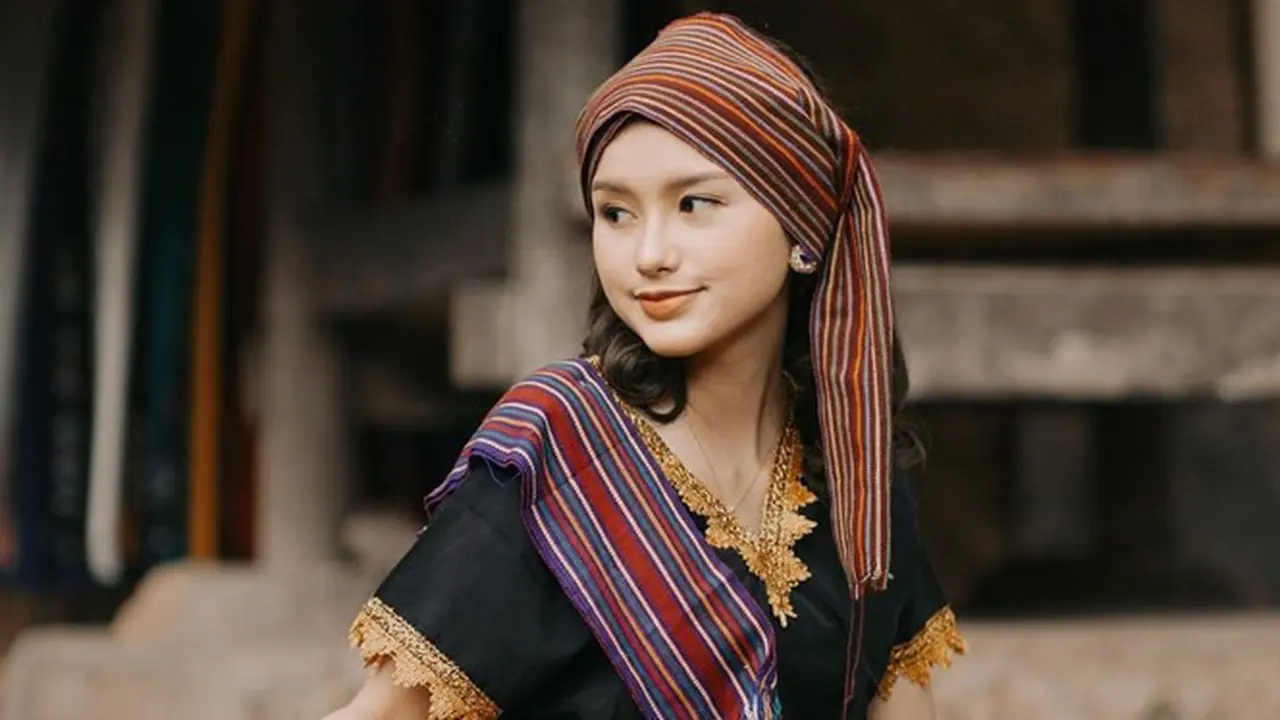 7 Pesona Sarah Menzel Pakai Baju Tradisional NTB, Curi Perhatian