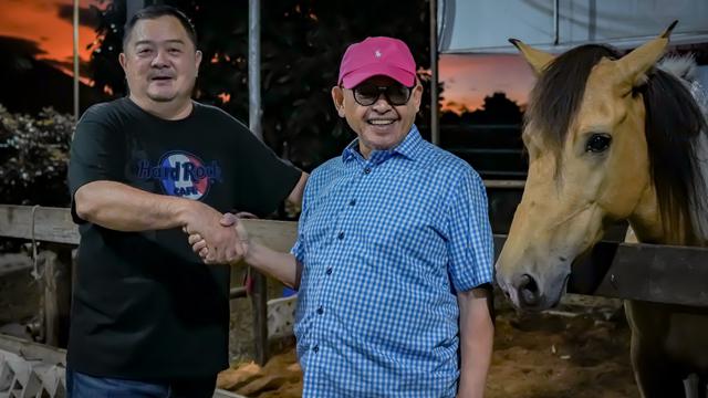 Pemilik Andalan Stable, Dicky Kamsari (Kanan)