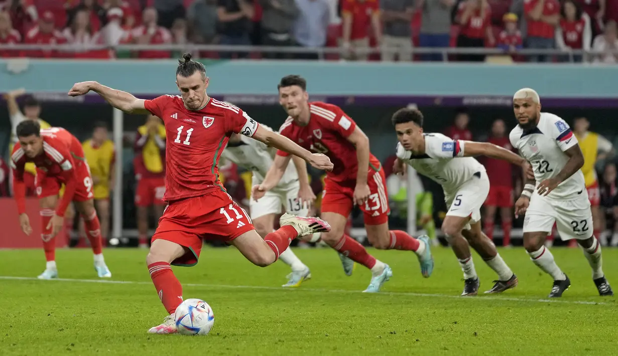 Gareth Bale. Striker Timnas Iran berusia 30 tahun ini sukses membuat satu gol lewat eksekusi penalti di Piala Dunia 2022 pada matchday pertama Grup B menghadapi Timnas Amerika Serikat (21/11/2022) yang berkesudahan imbang 1-1. Penalti terjadi pada menit ke-82 saat Timnas Wales tengah ketinggalan 0-1. (AP/Darko Vojinovic)