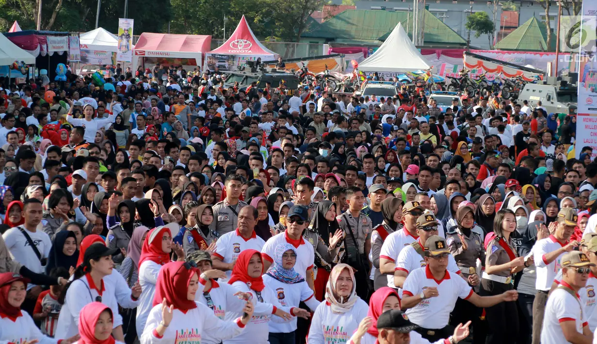 Peserta mengikuti kegiatan Millenial Road Safety Festival Gorontalo, Minggu (10/2). Kegiatan dilaksanakan sebagai upaya memberikan pengetahuan kalangan millenial di Gorontalo untuk tertib berlalulintas. (Liputan6.com/Rahmad Arfandi Ibrahim)