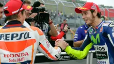 Duel sengit Valentino Rossi vs Marc Marquez di MotoGP California Amerika Serikat pada Juli 2013 pernah berakhir dengan pelukan. . Saat itu Marquez sukses mengalahkan Rossi dengan  menjadi juara di Laguna Seca.