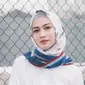 Memakai Hijab berwarna putih dengan corak biru dan merah, membuat penampilan Melody terkesan santai dan tenang. (Liputan6.com/IG/melodylaksani92)
