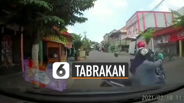 Terekam kamera dashcam sebuah mobil, kecelakaan antara kedua pengendara bermotor karena hendak menyebrang jalan.