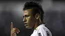 Pemain Santos FC Neymar memberi isyarat saat menghadapi Mexico's America pada Copa Libertadores 2011 di Stadion Vila Belmiro, Santos, Brasil, 27 April 2011. (AFP PHOTO/Nelson ALMEIDA)