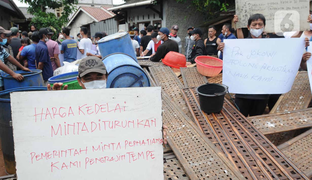 Perajin tempe melakukan aksi mogok produksi di Sentra Produksi Tempe Kelurahan Tugu, Cimanggis, Depok, Senin (21/02/2022).  Harga kedelai impor yang mencapai Rp1,1 juta/kwintal membuat ratusan perajin tahu-tempe di Jabodetabek menggelar mogok produksi tiga hari ke depan. (merdeka.com/Arie Basuki)