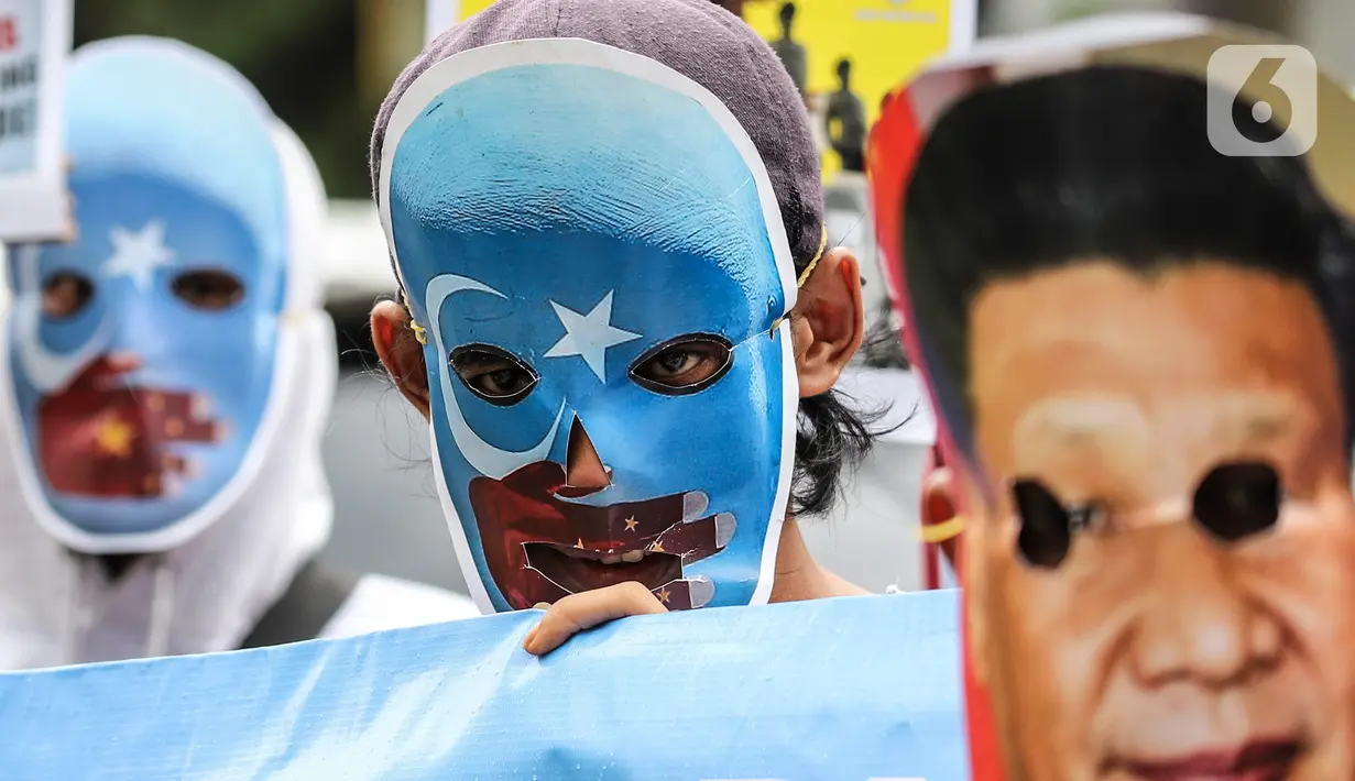 Mahasiswa mengenakan topeng saat aksi demonstrasi di depan Kedutaan Besar (Kedubes) China, Jakarta, Jumat (30/9/2022). Dalam demo tersebut mahasiswa menuntut pemerintah China untuk menghentikan kekerasan terhadap umat muslim di China khususnya di Uighur serta masyarakat Tibet, Mongolia, Hongkong dan Taiwan. (Liputan6.com/Johan Tallo)